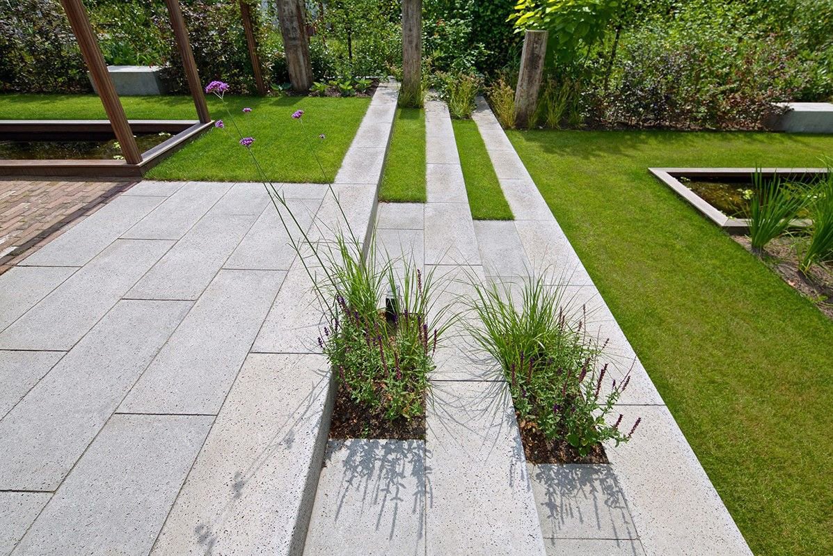 schellevis_oud_hollandse_traptrede_massief_100x40x20cm_grijs_gardenlux_sfeer
