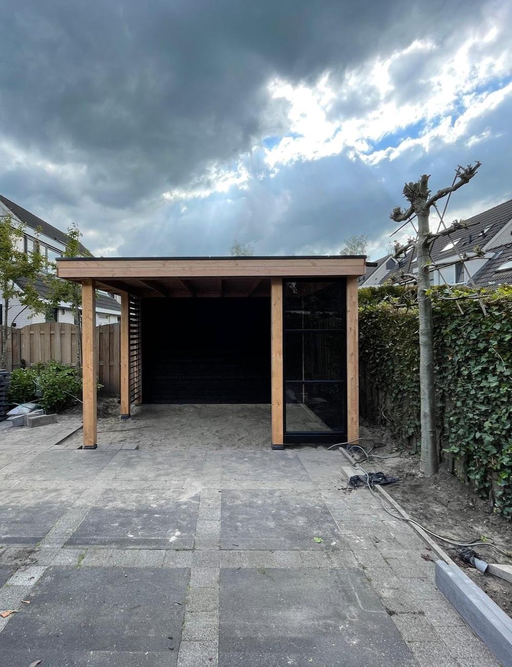 sf_Overkapping_Red_Class_Wood_Schutterscherm_Zwarte_Wanden