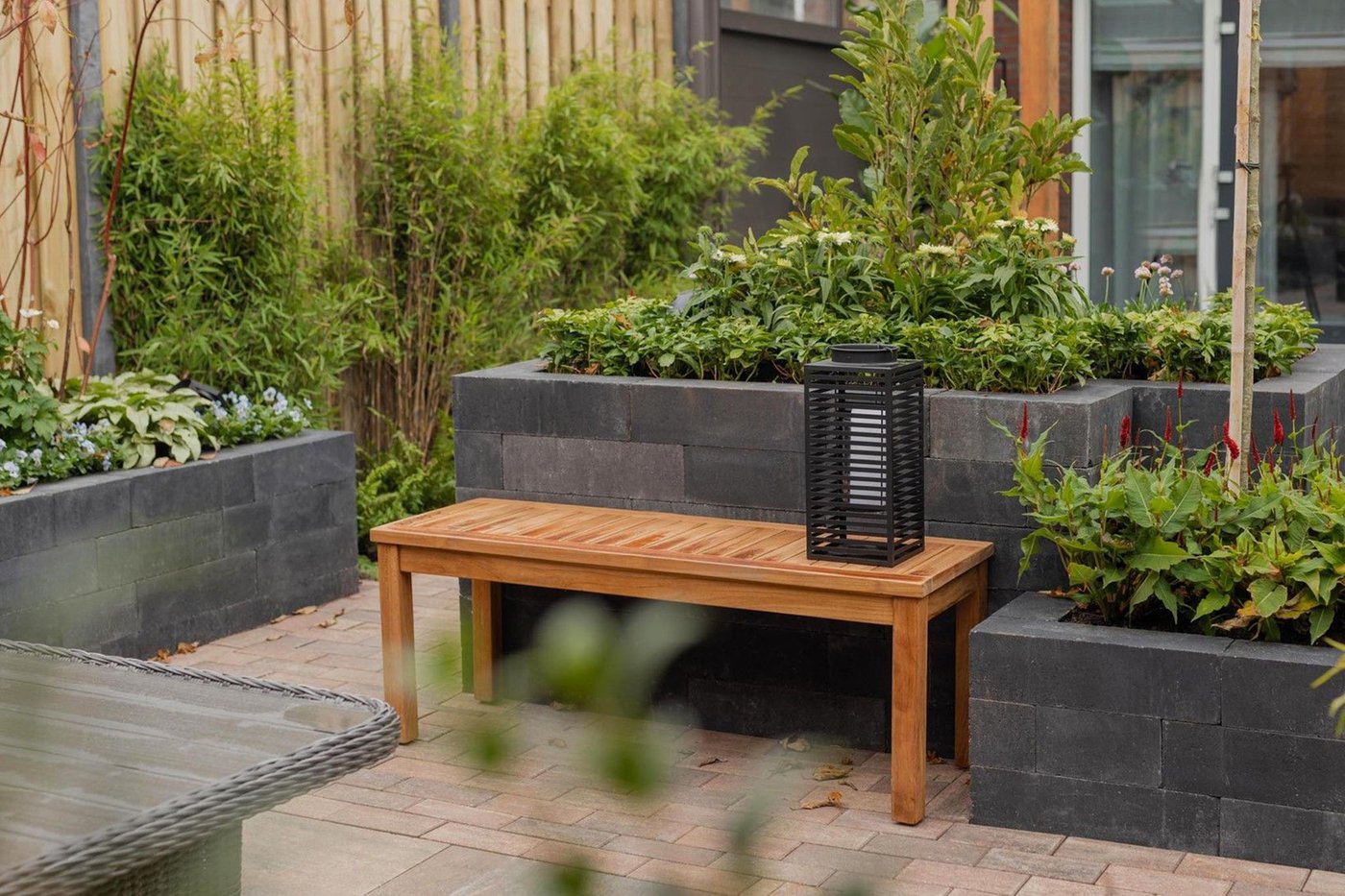 stapelblok_classico_block_45x12_5x12_5cm_zwart_gardenlux_sfeer