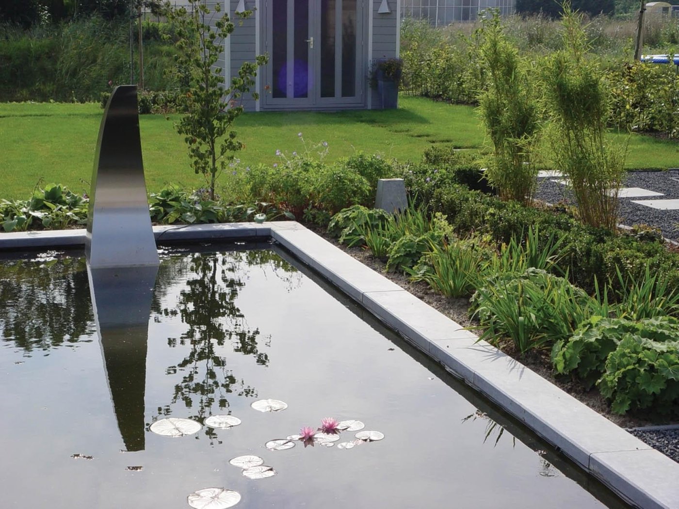 tuin_met_siam_blue_vijverrand5