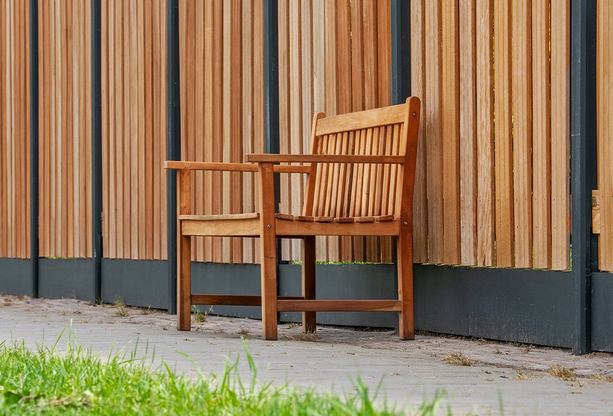 tuinbank_teak_nice_geolied_sfeer