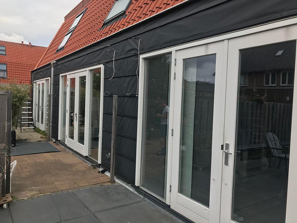 zwart_uv_werende_folie_open_gevelbekleding_1
