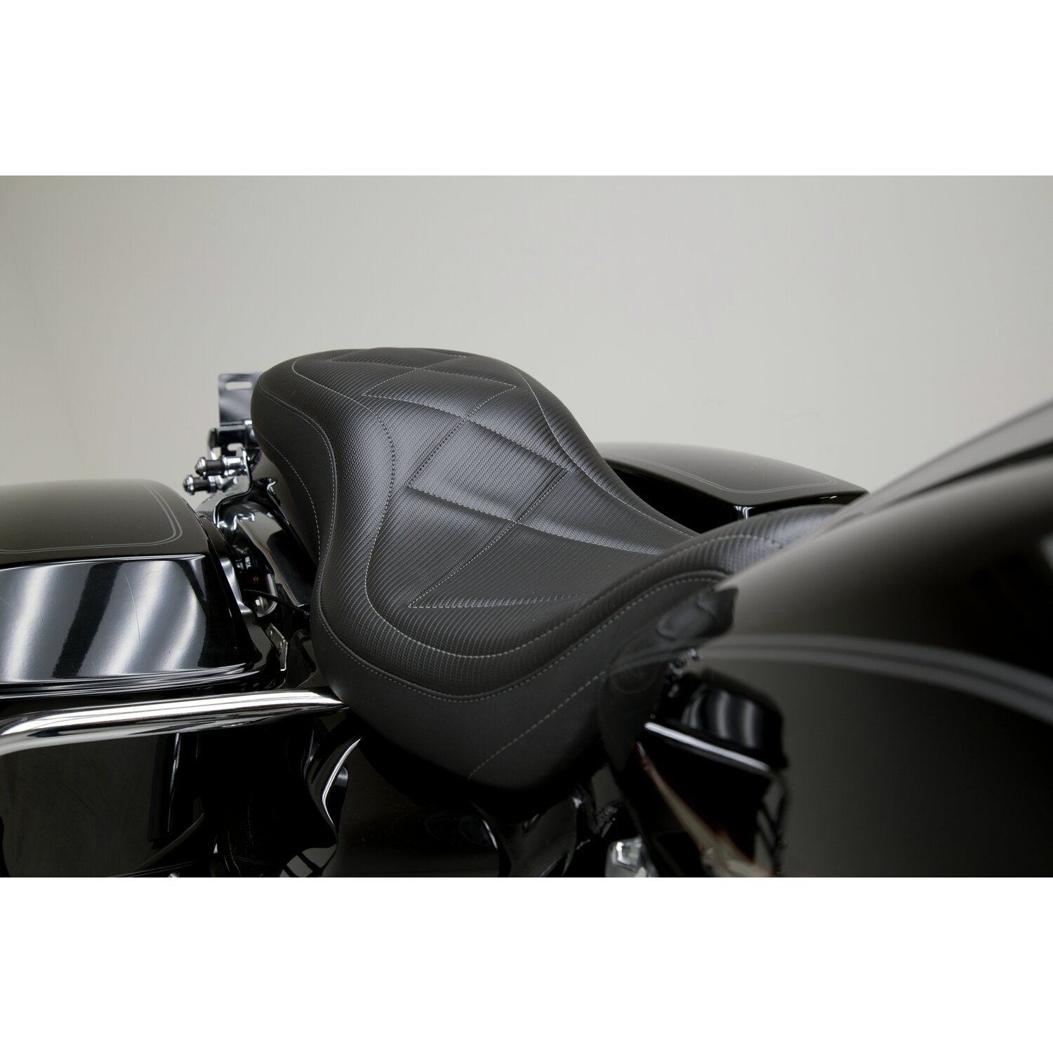 13.5 inch — Mustang, Super Tripper seat. Black carbon