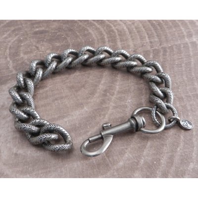 Silver; steel with smooth links; with Snap Hook closure; chain links 3/4" lenght by 1/2" width