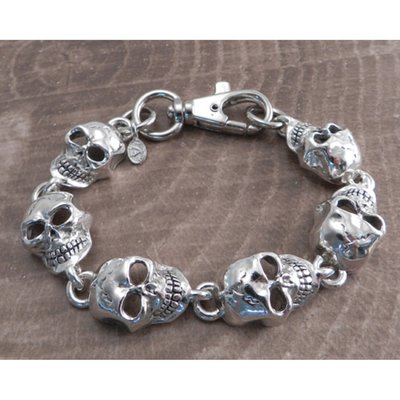 Silver; Pewter chain with antique silver plating, with 6 massive skull head links and Bullnose closure