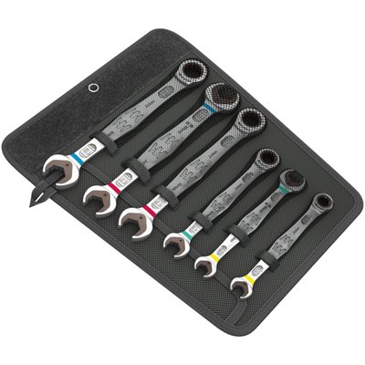 Metric. 6-piece set.
Incl. 4 wrenches with an open end on one side and a ratcheting box end on the other side,
with identical sizes on both ends. The other 2 are open
end wrenches on both ends. Packed in a robust textile
pouch. Color coded for size. When everything fails, it's
time to play your Joker.
- Open end.
The Joker has a non-angled 12-point beak, therefore it
requires just 30° of working space, otherwise it functions
just like a regular open end wrench. The dark metal
plate dual functions as a retainer, preventing the nut
to slip through the wrench beak or it holds the nut. 30°
further the metal retainer plate allows the nut to slide
through, or grip it since the metal plate is equipped with
a hardened ragged edge. The teeth of this edge will 'bite'
itself into a rounded-off nut, loosening it where others
do nothing but slip-off.
- Box end.
Comes with a very fine 80 tooth ratchet for a small
4.5° return angle. Ratcheting direction is indicated on both sides.
Open/ box end ratcheting wrenches.
Size: 10mm Overall length: 159mm.
Size: 13mm Overall length: 177mm.
Size: 17mm Overall length: 224mm.
Size: 19mm Overall length: 246mm.
Open end wrenches.
Size: 10/13mm Overall length: 167mm.
Size: 17/19mm Overall length: 235mm.