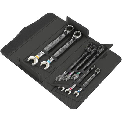 US sizes. 8-piece set.
Incl. 8 wrenches with an open end on one side and a ratcheting box end on the other
side, with identical sizes on both ends. Packed in a
robust textile pouch with hook and loop on the rear
side. Color coded for size. When everything fails, it's
time to play your Joker.
- Open end.
The Joker has a non-angled 12-point beak, therefore it
requires just 30° of working space, otherwise it functions
just like a regular open end wrench. The dark metal
plate dual functions as a retainer, preventing the nut
to slip through the wrench beak or it holds the nut. 30°
further the metal retainer plate allows the nut to slide
through, or grip it since the metal plate is equipped with
a hardened ragged edge. The teeth of this edge will 'bite'
itself into a rounded-off nut, loosening it where others
do nothing but slip-off.
- Box end.
The box end head is angled at 15° from the handle.
Comes with a switch for ratcheting direction and a
very fine 80 tooth ratchet for a small 4.5° return angle.
Set includes.
Size: 5/16" Overall length: 144mm.
Size: 3/8" Overall length: 159mm.
Size: 7/16" Overall length: 165mm.
Size: 1/2" Overall length: 177mm.
Size: 9/16" Overall length: 188mm.
Size: 5/8" Overall length: 212mm.
Size: 11/16" Overall length: 235mm.
Size: 3/4" Overall length: 246mm.