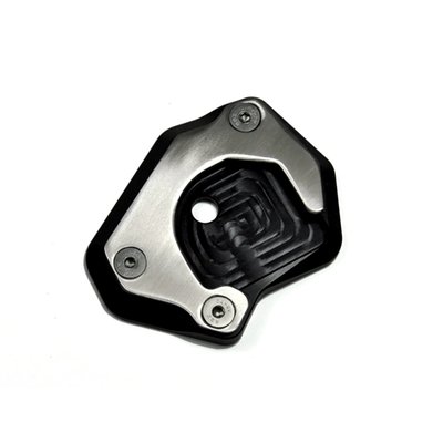 The sidestand foot increases and improves the supporting surface and the stability on unpaved and soft ground. CNC milled from high strength aluminum and black anodized. The clamping plate and inluded screws are made from stainless steel. 