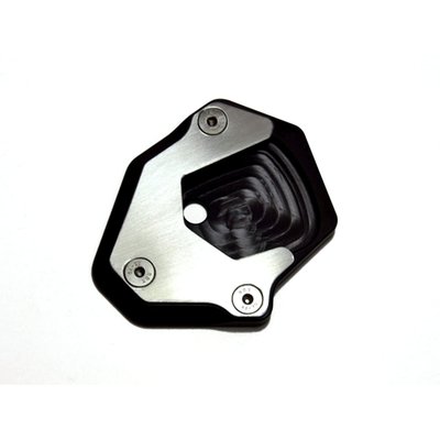 The sidestand foot increases and improves the supporting surface and the stability on unpaved and soft ground. CNC milled from high strength aluminum and black anodized. The clamping plate and inluded screws are made from stainless steel. 