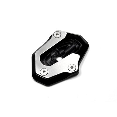 The sidestand foot increases and improves the supporting surface and the stability on unpaved and soft ground. CNC milled from high strength aluminum and black anodized. The clamping plate and inluded screws are made from stainless steel. 