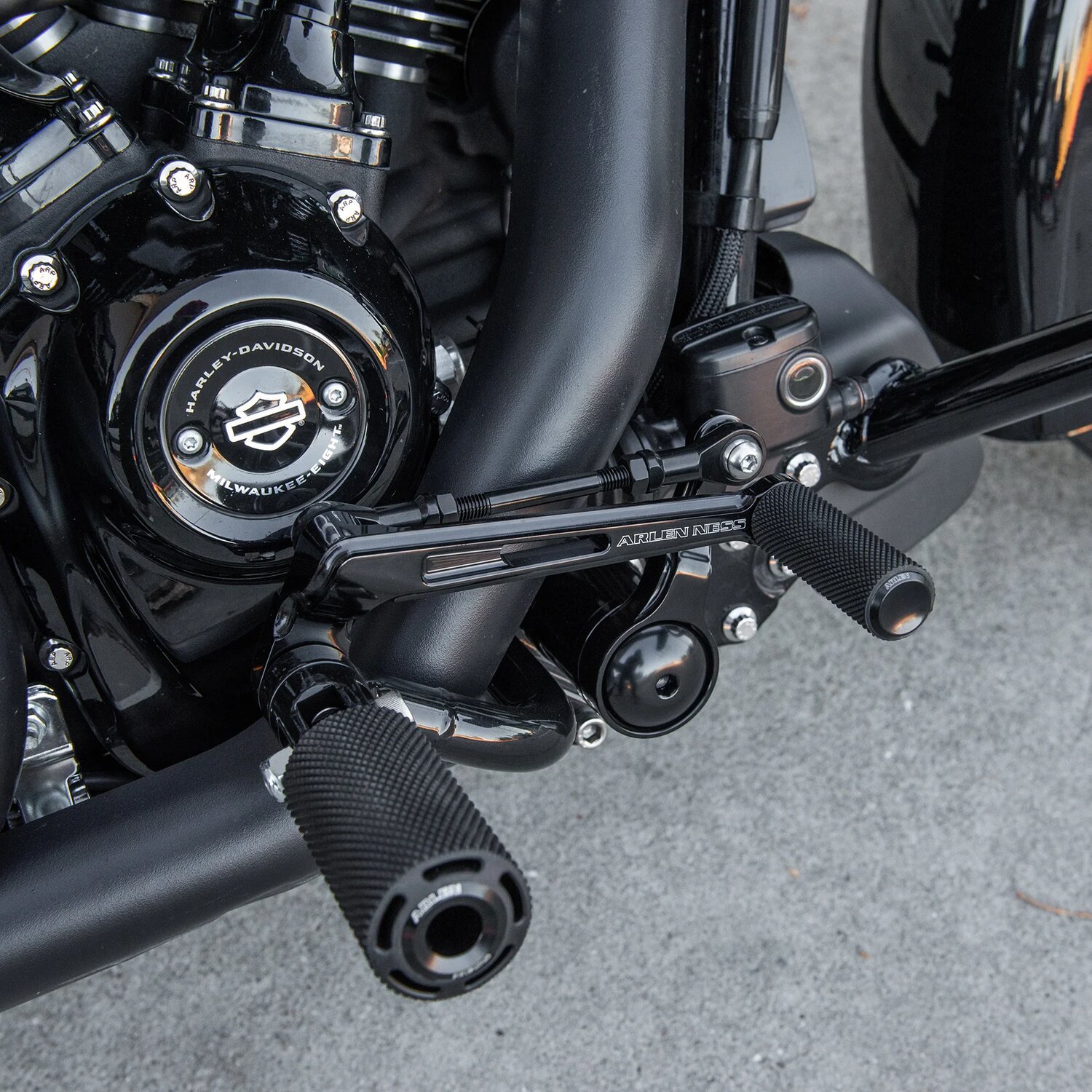 Arlen Ness, Bagger mid control kit, Black, Gloss