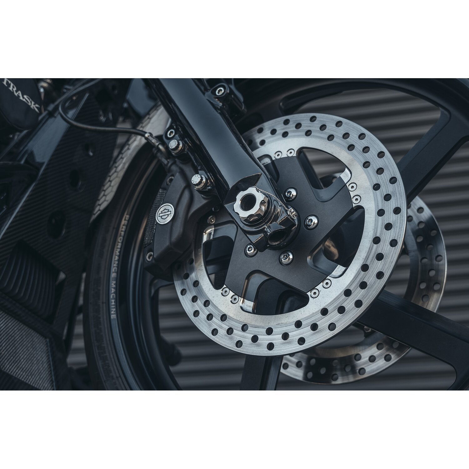 Trask, front wheel axle