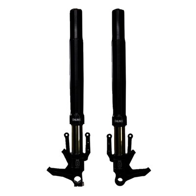 This Öhlins FGRT 307 American V-Twin 48 Blackline inverted / upside down front fork is a direct upgrade replacement for late model Tourings. Set up and model specific built with a weight- and stress-optimized fork bottom design to accommodate the heavy Touring models. Inside the 30mm piston NIX-technology is used with its separated compression and rebound functions into each fork legs. This allows precise adjustments for improved stability, with easy access for all adjustments at the top caps. The inner tubes are gold titanium nitrate coated which drastically reduces friction. It will increase grip, bump absorption and performance which gives better comfort, tire feel and brake support with allround improved road holding. This front end gives excellent performance and will improve your overall riding experience on any road or track surface.
- Plug & Play for CVO models with an upside down fork and the OEM radial Brembo caliper
- 100mm mount hole distance for stock H-D radial caliper
- NIX technology: Öhlins 30mm cartridge kit with compression and rebound adjustable, with rebound in one leg and compression in the other
- Easy access to adjustments at the top caps
- Bagger Racing-inspired fork bottom design
- 48mm gold titanium nitrate coated fork tubes
- Reduced friction
- Improved grip, bump absorption and performance
- Length: 730 mm
- Stroke: 117 mm
- Rate N/mm: 12 N/mm
- Position: front
- Mounted spring: 04744-12
- Spring series: 04744-Serie
- Recommended oil: 01309
- Oil level mm: 170mm
- Packaging unit: pair
Note: With approval. Check your local MCS dealer or the MCS sales department for exact type of approval and validity on bike model and years on the test report.