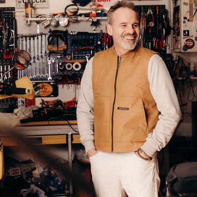 The Worker Havana vest from Holy Freedom is a modern take on classic utility wear, built for life on and off the bike. Constructed from rugged cotton canvas, it’s tough enough for the road but lined with soft brushed flannel for all-day comfort. Featuring reinforced shoulders, snap-button closure, and roomy pockets for tools or essentials, this vest balances old-school workwear grit with bold rider style. Layer it over a hoodie or shirt and make it your everyday go-to.