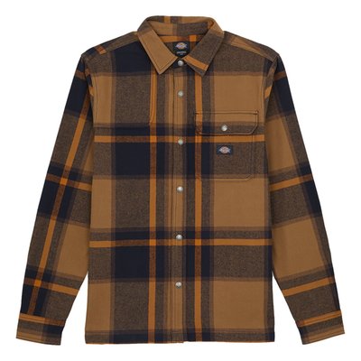 The Dickies Nimmons shirt is relaxed fit, heavyweight dobby flannel shirt designed for long-lasting function. Made out of 9.6OZ 100% BCI cotton, the flannel shirt features a mitered utility pocket on the chest, sportsman shoulder patch, straight hem, snap closures throughout, and trim-colour woven Dickies label on patch pocket.