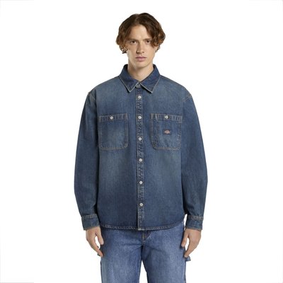 The Dickies Mechanic denim shirt is a long sleeved, boxy fit denim shirt. Made out of 11OZ cotton denim, featuring scooped hem, branded faux mother of pearl buttons throughout, large and functional workwear chest pockets with pencil division, back yoke and iconic woven Dickies label on left chest pocket. A durable and comfort focused denim shirt with authentic Dickies detailing and fabrication.
