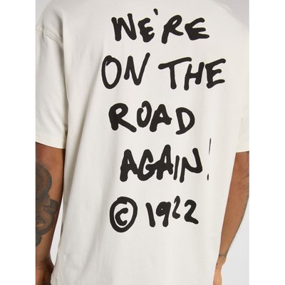 The Dickies Sneedville t-shirt is a comfortable printed t-shirt, made of 100% cotton, for everyday wear. It features a small graffiti-style print on the left chest and a large graphic text on the back and is finished with the iconic woven Dickies label at the hem. Available in black and beige.