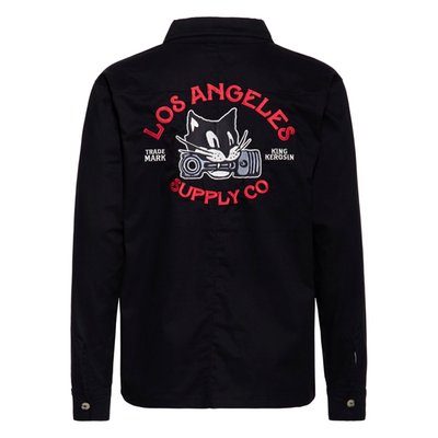 Ready for pole position in your style? The King Kerosin Los Angeles shirt embodies racing aesthetics and L.A. attitude. The striking back patch featuring a cat and piston is a real eye-catcher and underscores the brand's rebellious DNA. At the front, the embroidered chest patch, combined with the red and white racing stripes, creates a sense of speed in everyday life. Thanks to a regular fit, classic Kent collar, and robust fabric, the shirt sits comfortably, whether worn open or buttoned up. Two buttoned chest pockets complete the look. Ideal for those with petrol in their veins and style in their luggage.