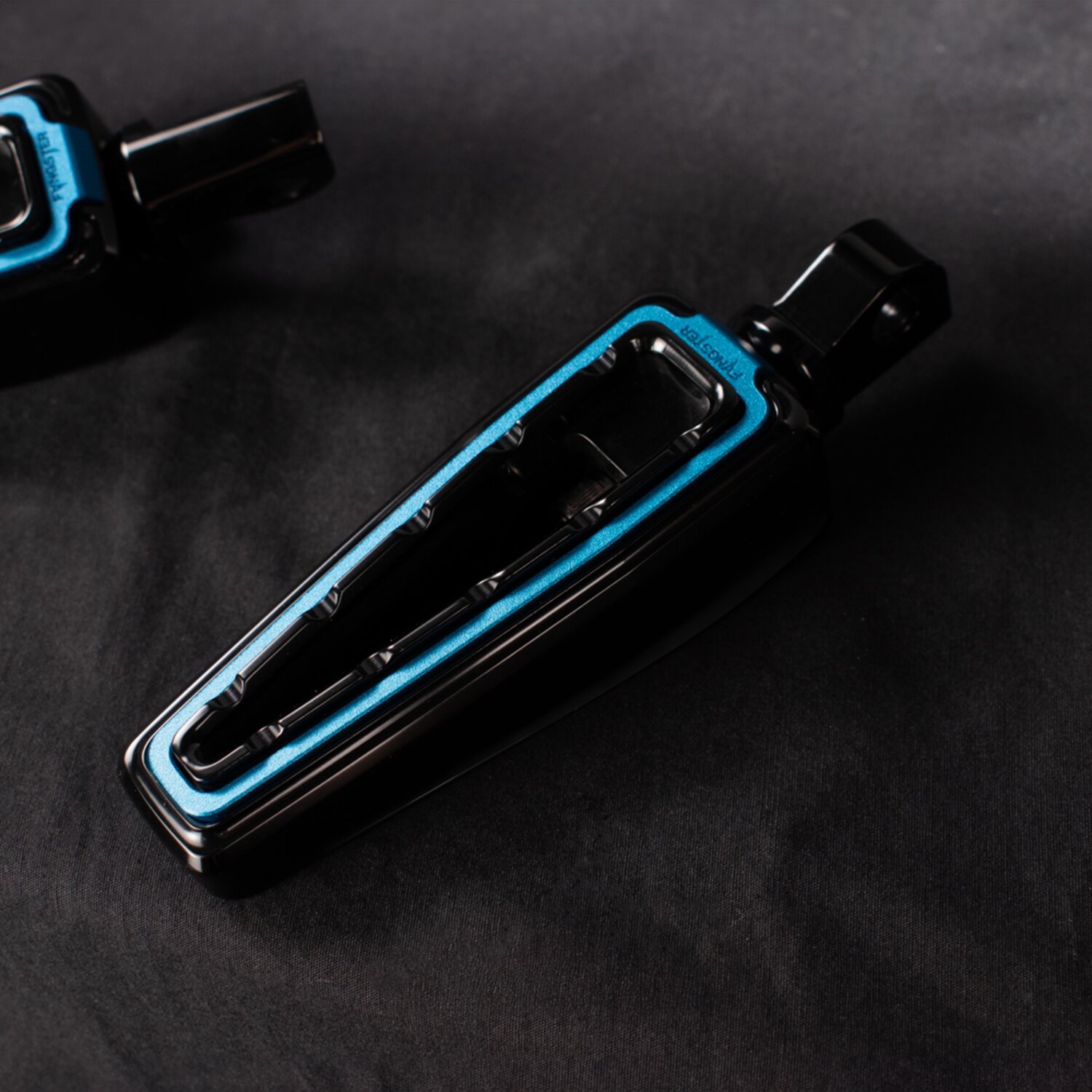 Fangster, rider foot pegs