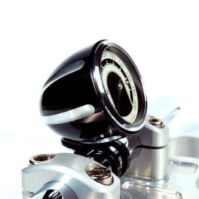 Black anodized Contrast Cut machined billet aluminum. 
Used to stylish mount the Motoscope Tiny to a 22mm diameter handlebar. 
Complete with stainless steel mounting screws. 
- For 22mm handlebars 
- 56mm diameter
- 60mm long
