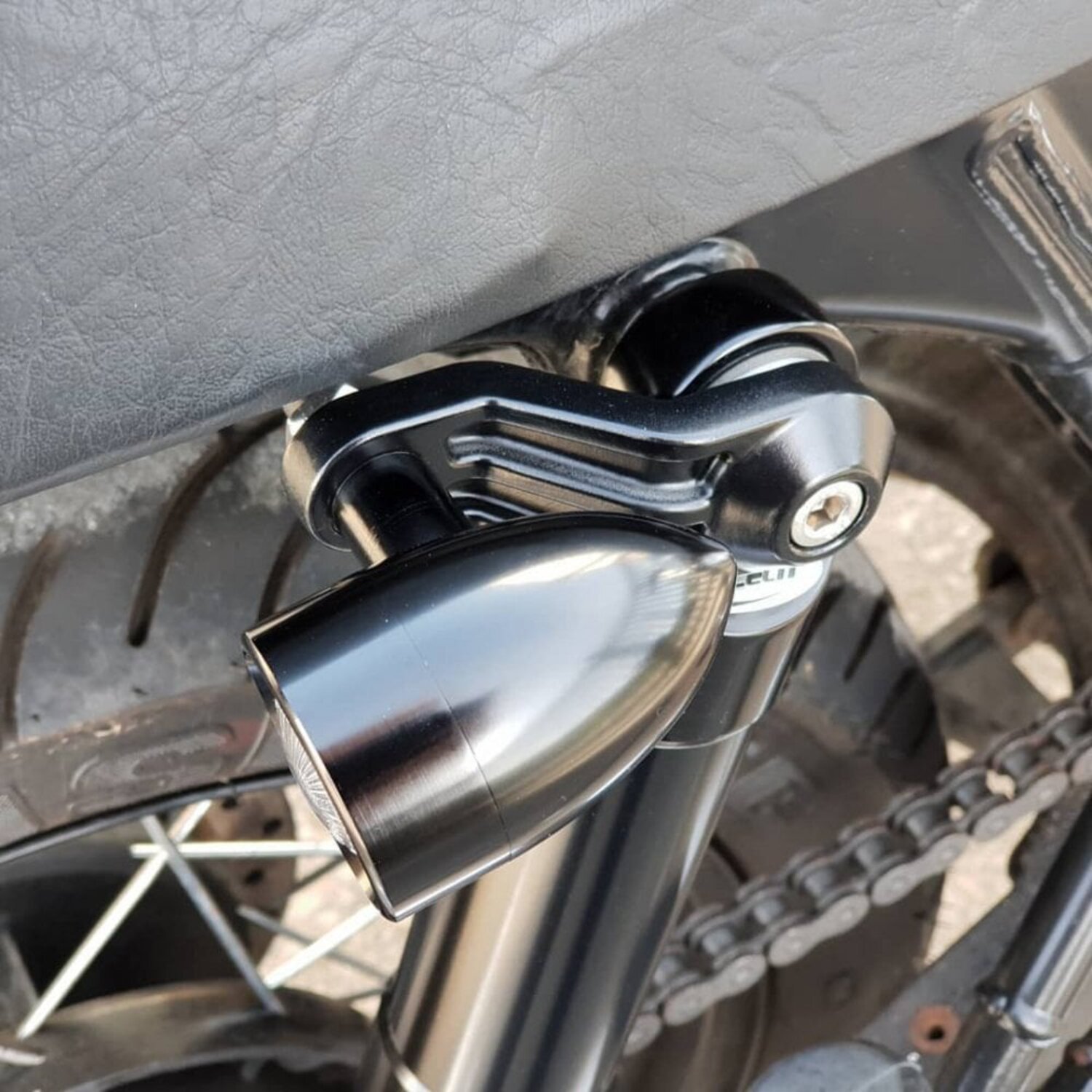 Motone, ribbed Triline turn signal brackets, Black
