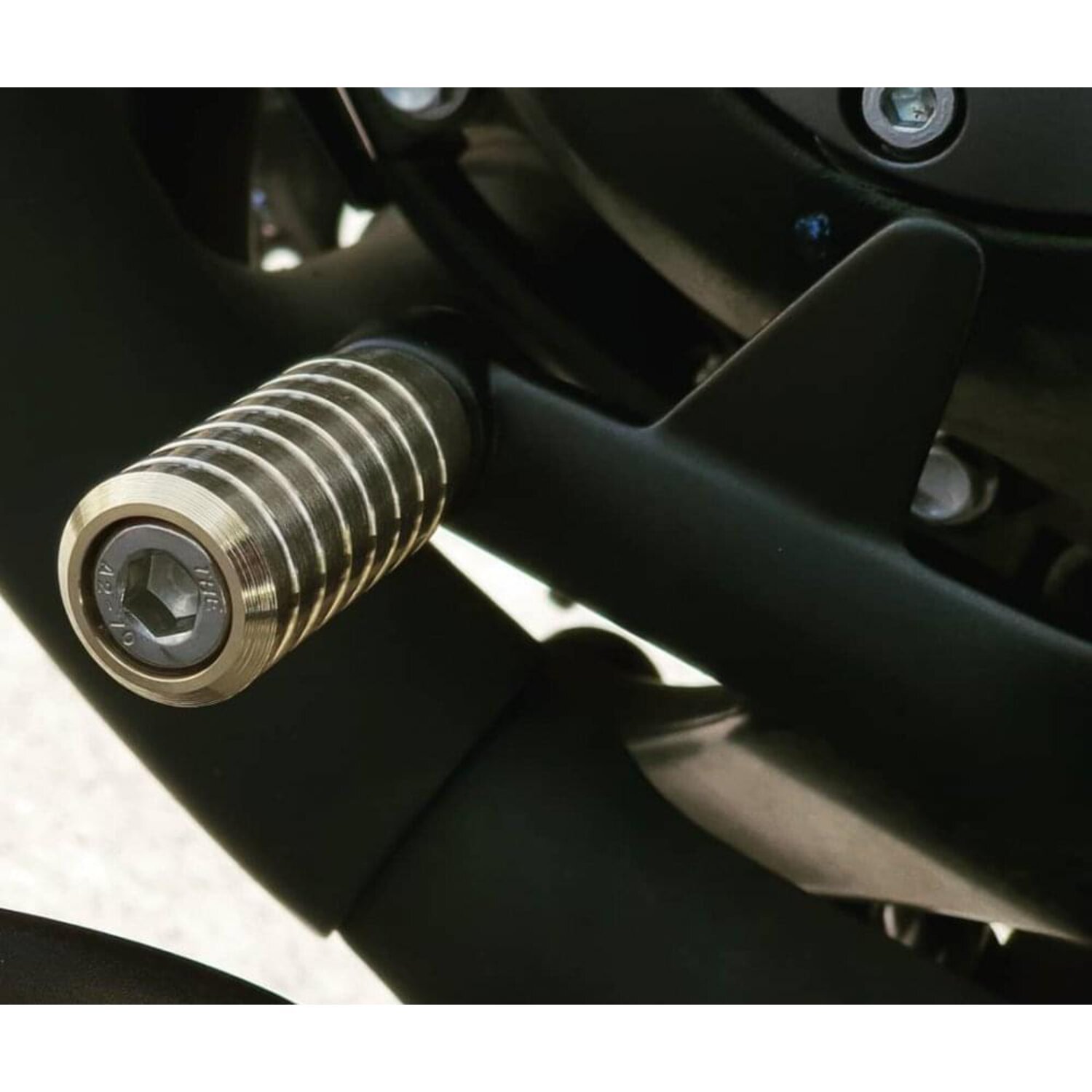 Motone, shifter end peg ribbed
