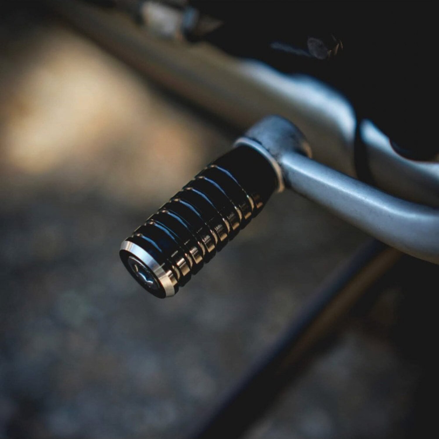 Motone, shifter end peg ribbed. Black anodized, Matte
