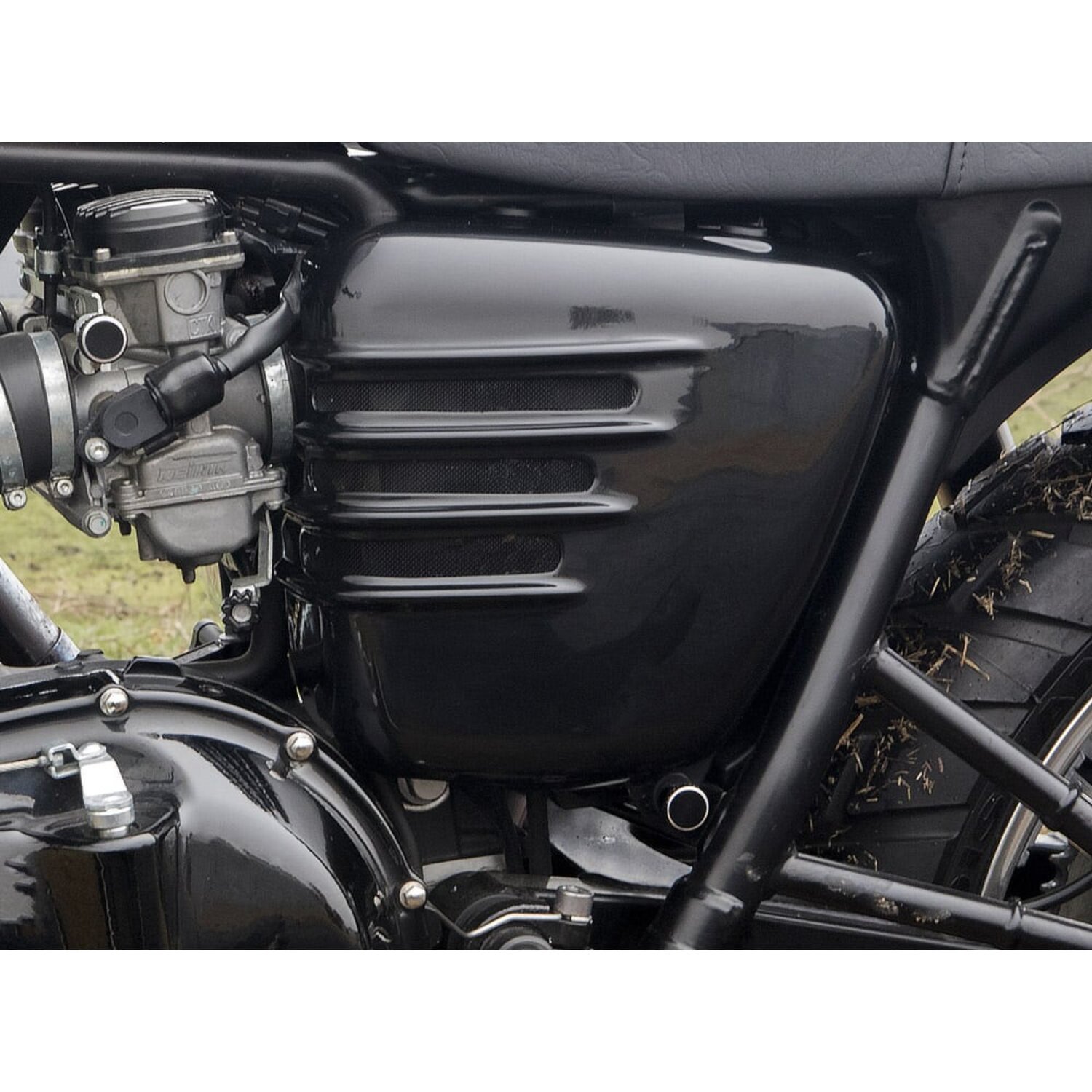 Motone, quick release side panel bolts, Black, Contrast Cut