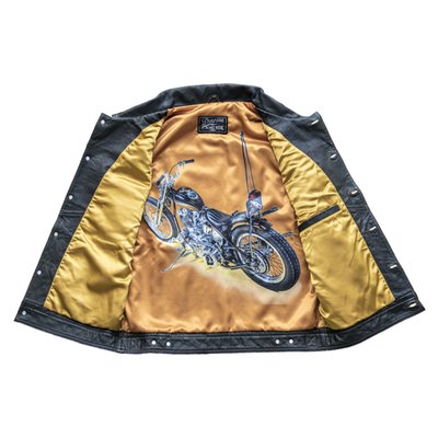 The 13 1/2 Blood-Moon leather vest is made of drum dyed Buffalo leather, and even will look better the more you wear it. Printed on the lining is Giel’s Blood-Moon chopper, hence the name of the vest. You can read more on this chopper in 13 and a Half Magazine #4. The leather vest has 4 pockets and one inner pocket.

