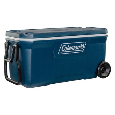 The Coleman 100 QT Xtreme Wheeled coolbox is a very handy cooler with many advantages. As the name itself says, this box is extremely good. Ice can stay in the cooler for up to 5 days! At the bottom of the Coleman cooler are wheels so that you can easily move it. In addition, you can use the handle to easily pull the box forward. If you want to rest for a while, you can sit on top of the cool box. The maximum load capacity is no less than 113 kilograms! Another advantage is that cup holders have been placed on top of the box so that you can put your drink in a stable position at all times.