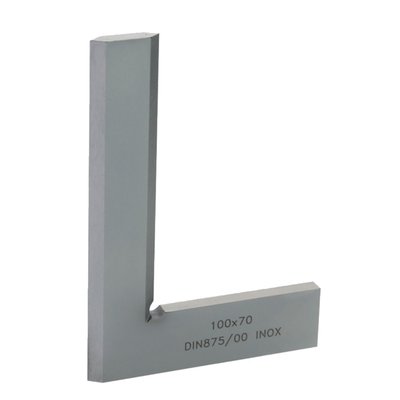 Tool steel, professional workshop quality. Flat 90 degree positioning square / control square for an exact 90° angle with tolerance within DIN 875-00 standards. 
- hardened tool steel 
- two black burnished, hardened and beveled edges 
- DIN 875 grade 00