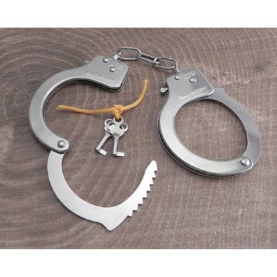 Amigaz Metal Handcuffs with keys. Working handcuffs with keys and a few link separator so the will fit your wrists, functional, fun and real look but…. NOT for security for looks and restraint style only. For play only. Sold in box.