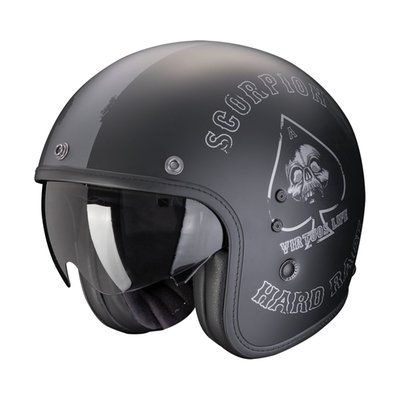The Scorpion Belfast helmet is a modern jet helmet in retro style. Because the shell of this jet helmet is made of fiberglass, you hardly feel this helmet on your head. The small helmet shell and the integrated sun visor give this jet helmet a minimalist look. The sun visor is not visible when closed, but can easily be clicked down with gloves on when necessary. In addition to the sun visor, this jet helmet is also prepared to wear with motorcycle goggles. The interior of the Scorpion Belfast is very nicely finished with leather and a Kwikwick3 material that is hygienic and moisture wicking. The cheek pads are completely removable and can be washed easily. Unique to the Scorpion Belfast is that the liner is quite high in the helmet, so that it sinks far over your head. This makes the helmet look a lot smaller when you wear it. Thanks to the micro buckle closure, you can put the helmet on and off in no time. The helmet is ECE R22.06 certified.