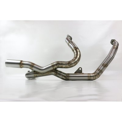 Racing system. This Kodlin 2 into 2 head pipe system is made by Zard. Like Zard's own systems, this Kodlin special is made from AISI 304 stainless steel with visible TIG/WIG welds. Manufactured using high end 2D/3D lasers, robots, bending machines and skilled qualified welders for a perfect result. 
- Compatible with stock or aftermarket mufflers 
- Compatible with stock to high performance motors 
- Clear stainless works finish 
- With a riveted 'Kodlin powered by Zard' plate 
- Fits with OEM floorboards or Ness Mid Controls for Touring models. 