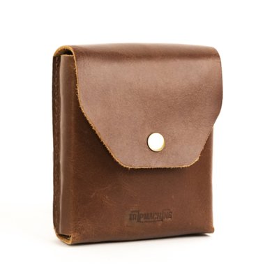 The Trooper is the old school solution to the problem; 'How do I carry my helmet when off the bike?' It comes as a leather carrying case that contains the actual helmet bag. The carrying case can be mounted to the bike, most (saddle) bags or to your belt. When you need the helmet bag, take it out and stuff your helmet inside. It will take both jet and most full face helmets. The helmet bag is a sturdy construction, equipped with carrying straps, crafted from high-quality unbleached cotton and accented with premium leather trim. This Trooper helmet bag ensures that your helmet stays safe from scratches, scuffs, and other potential damages. The unbleached cotton material is breathable and gentle on your helmet's exterior. A convenient and accessible accessory for your travels. 