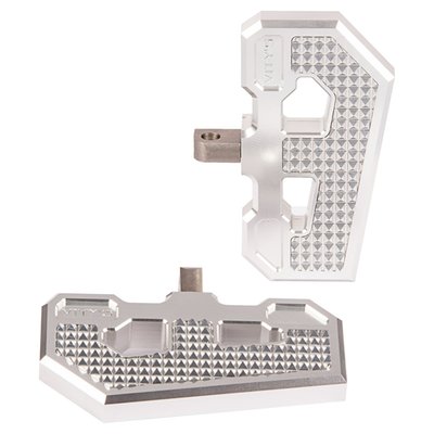 Silver anodized finish.
This is the floorboard design for performance minded bagger pilot that will not shy away from an additional visual stimulance after all the engine upgrades. With 18 Diamond style inserts for a non-slip surface and ready to slam dunk the opponent. CNC Machined from billet aluminum with perfection in mind. Dimensions: 15cm long x 8cm wide.
Note: See See 995803 for matching rider floorboards.