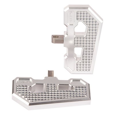 Silver anodized finish. This is the floorboard design for performance minded bagger pilot that will not shy away from an additional visual stimulance after all the engine upgrades. With 18 Diamond style inserts for a non-slip surface and ready to slam dunk the opponent. CNC Machined from billet aluminum with perfection in mind. Dimensions: 13.6" (34.5cm) long x 5.51" (14cm) wide.
Note: See 995800 for matching passenger floorboards.