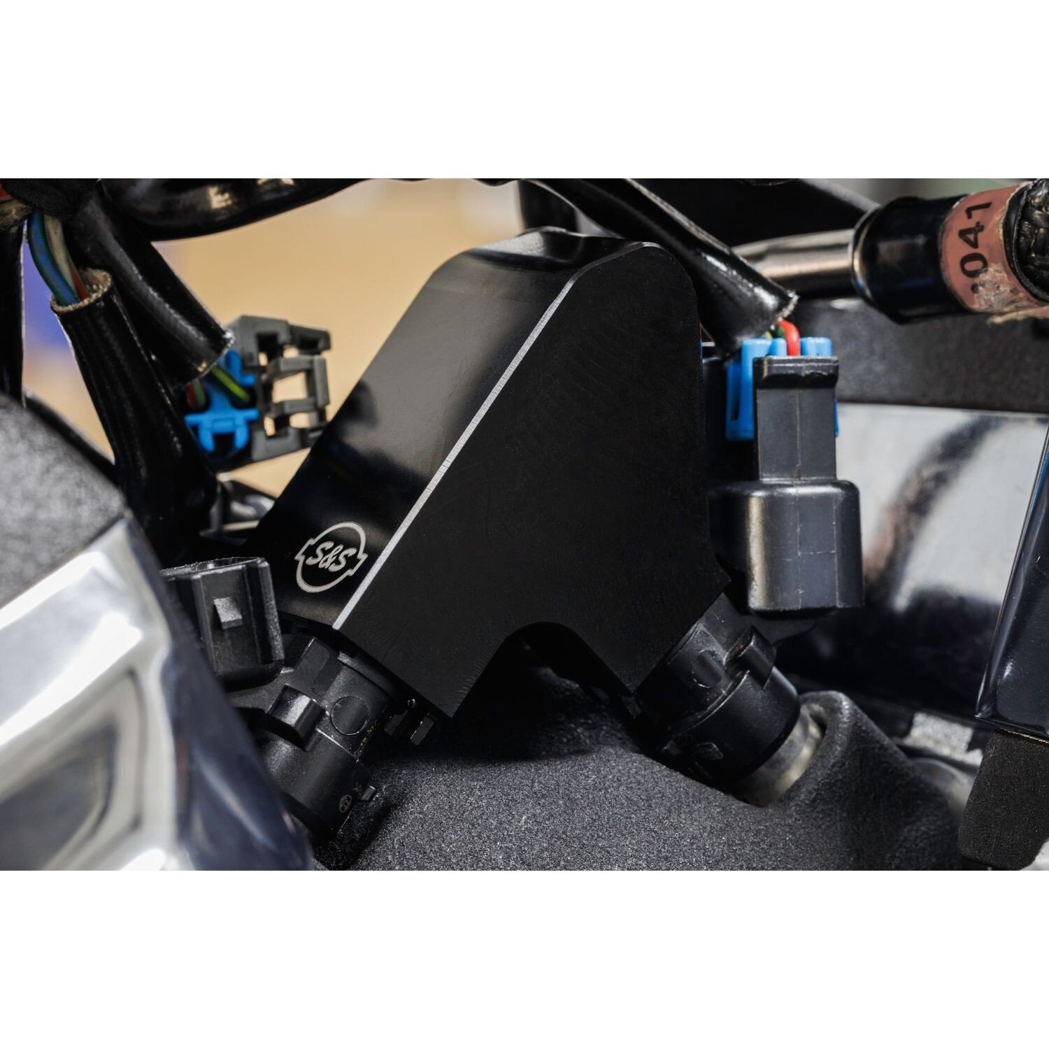 S&S, M8 billet fuel rail kit. Softail, Black, Matte