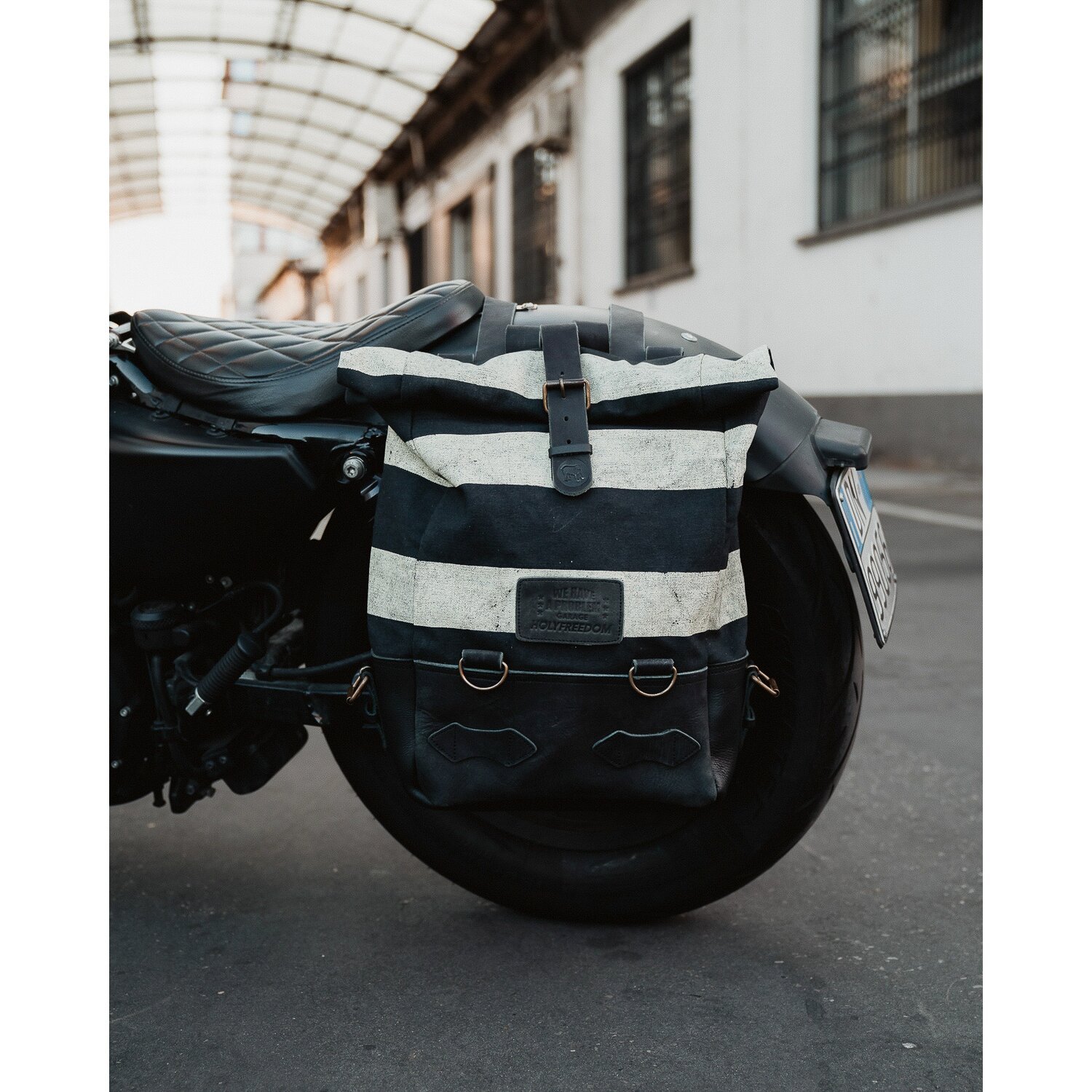 Holy Freedom Folsom bag, White, black