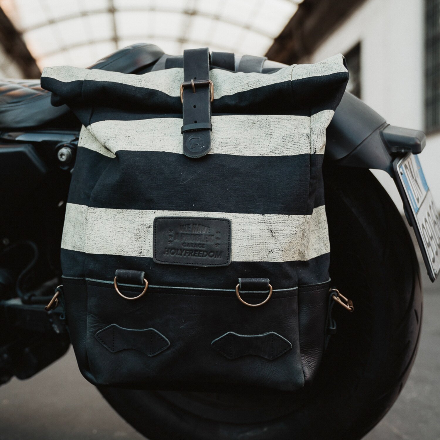 Holy Freedom Folsom bag white/black