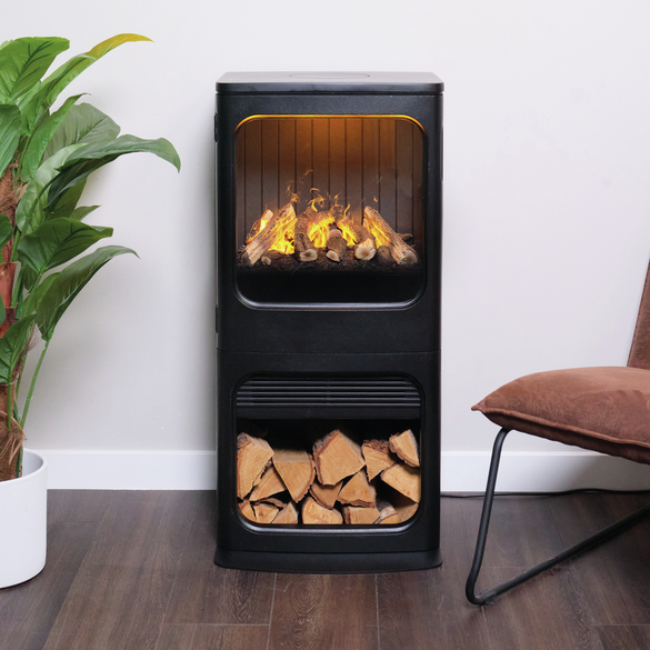 Gietijzeren haard met authentiek design en houtopslag.