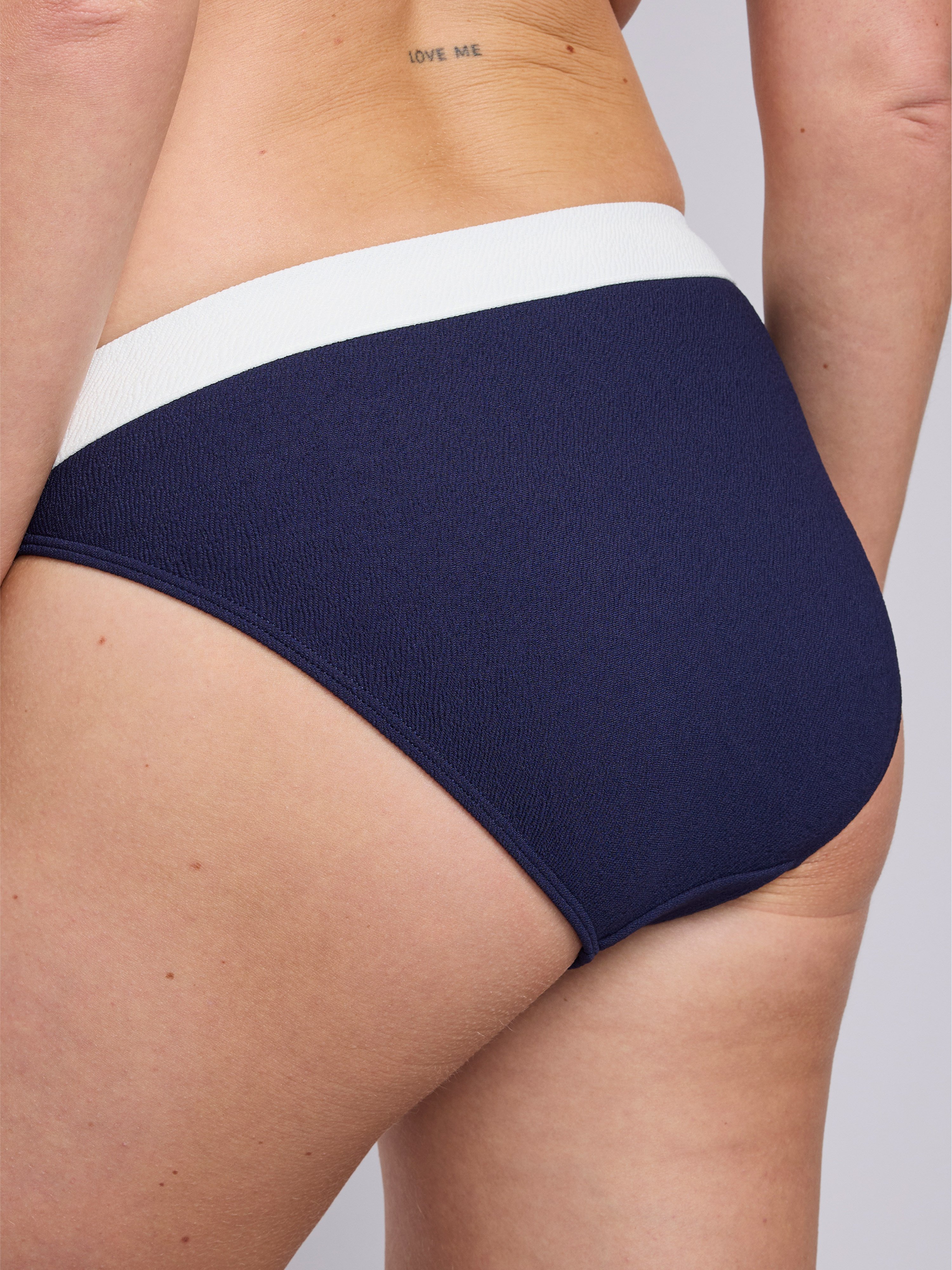 Alexa Tai Bas de bikini