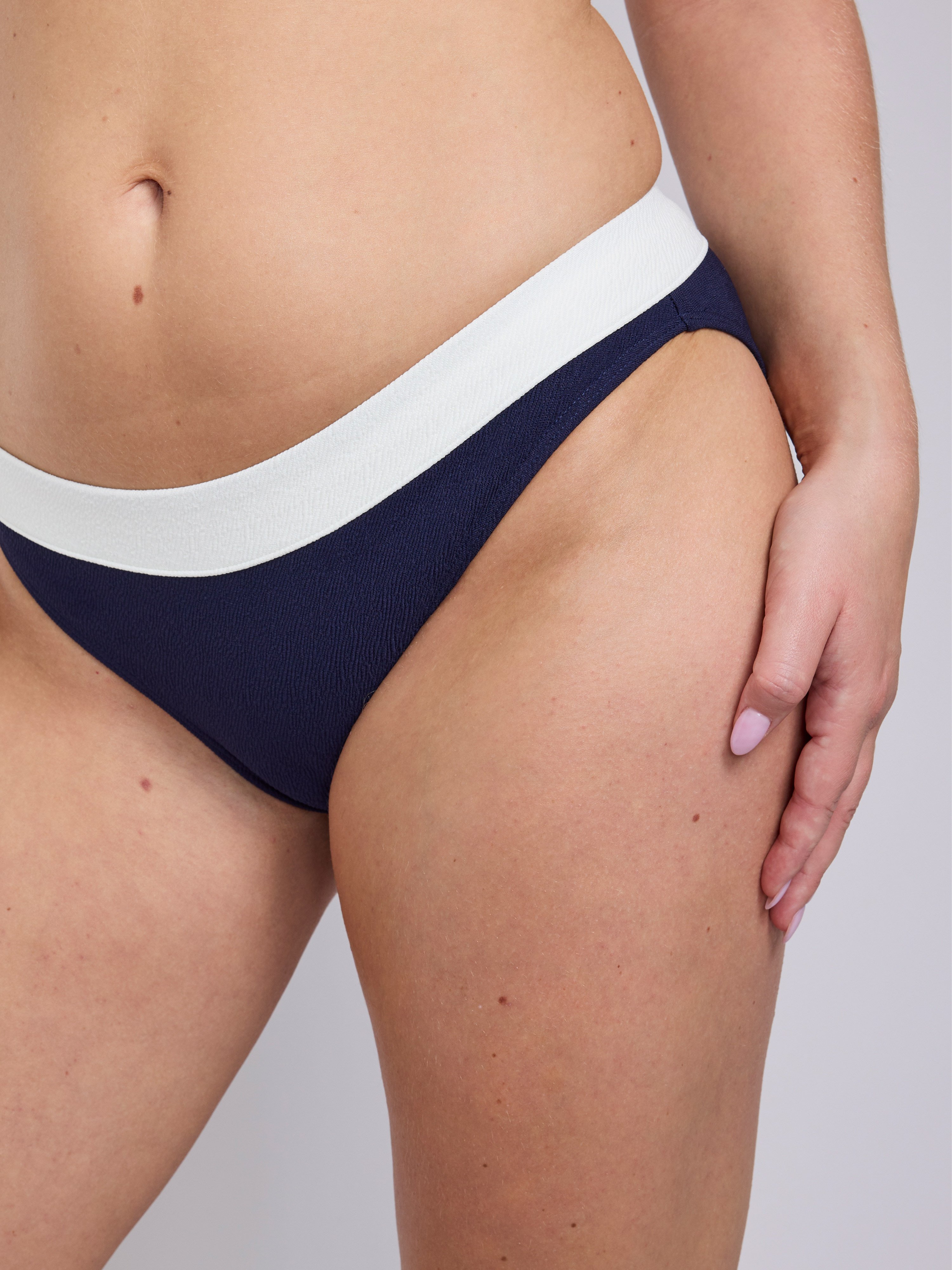 Alexa Tai Bas de bikini