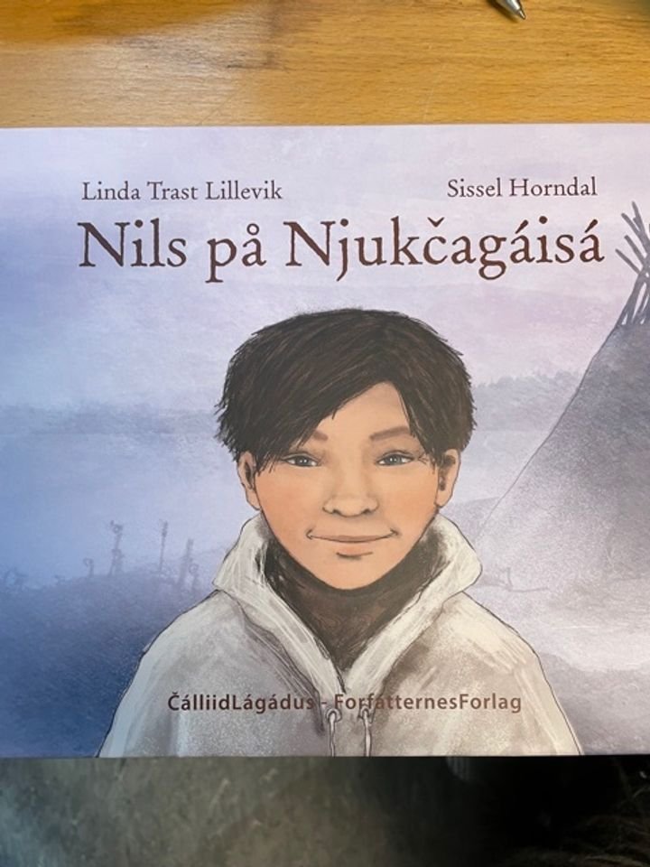 Nils på Njukčagáisá - basert på barndomsminner fortalt av Nils Reidar Utsi