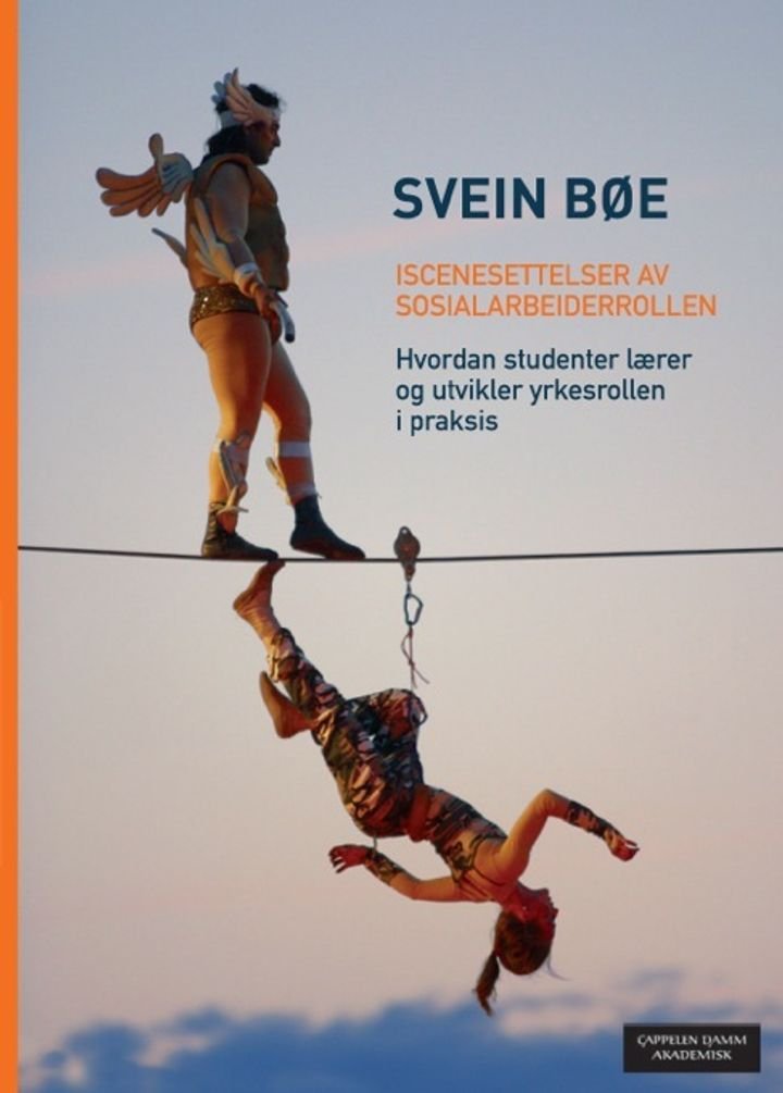 Iscenesettelser av sosialarbeiderrollen - hvordan studenter lærer og utvikler yrkesrollen i praksis