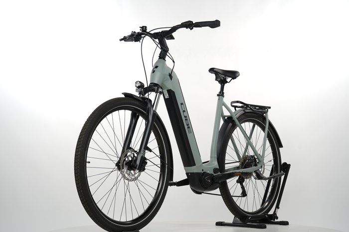 CUBE Kathmandu Hybrid 45 750