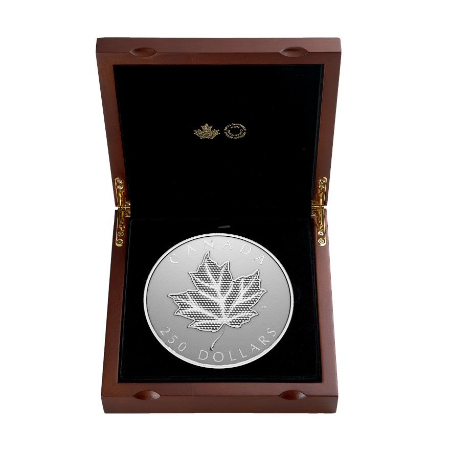 Front of the Silver Pulsating Maple Leaf 1000 g RP - 2024