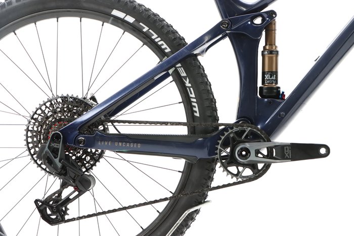 Yt IZZO 29 CF CORE 4 2022