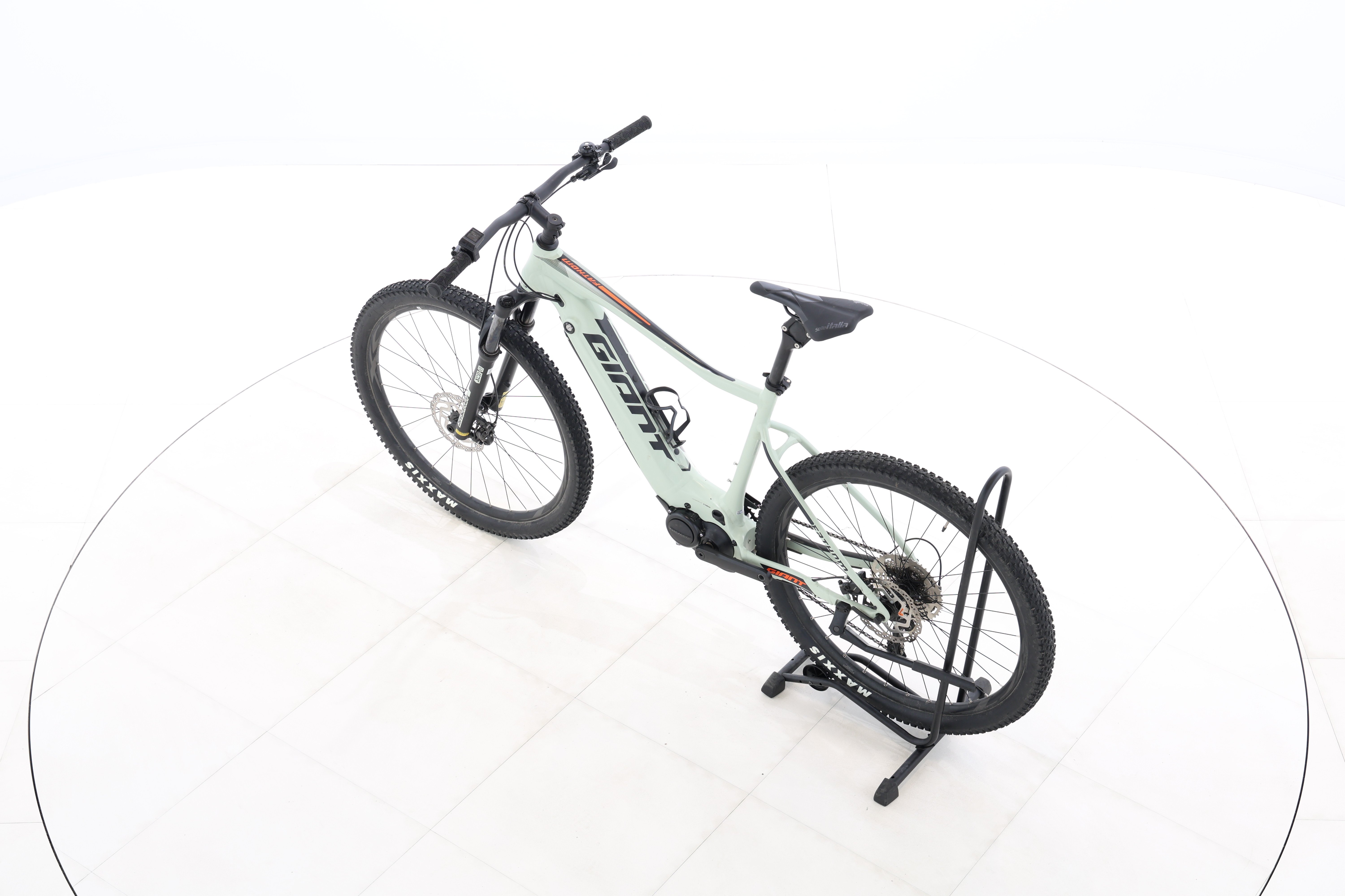 6e6d16f5-bcc0-4783-9b63-0b8324b39303