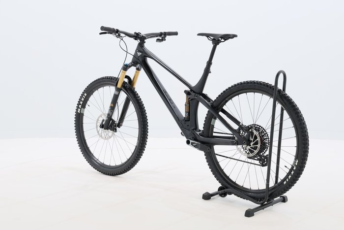 Yt IZZO CORE 4 2021